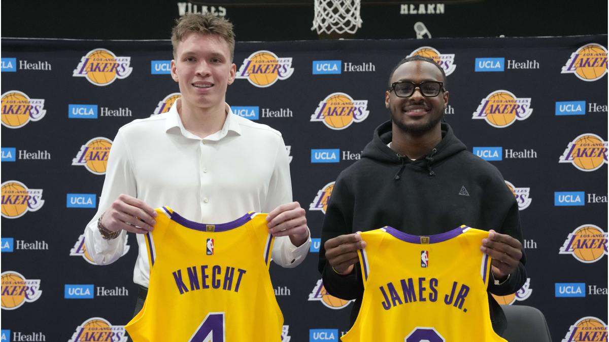 Dalton Knecht y Bronny James posan con la camiseta de los Lakers.