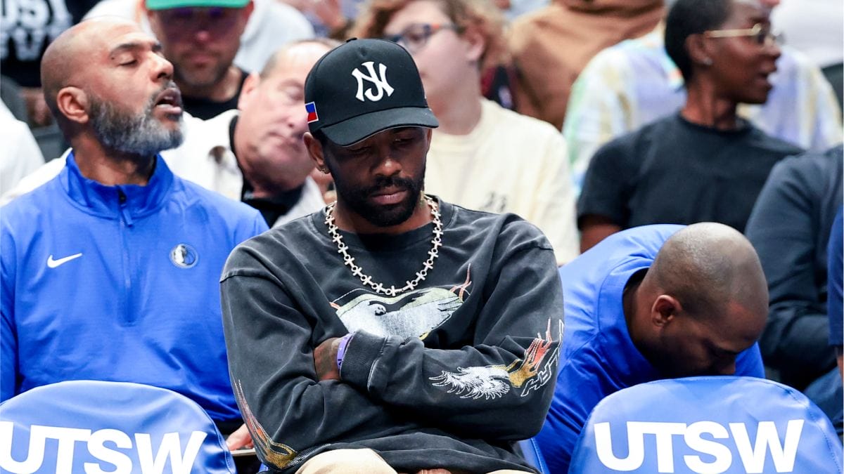 Kyrie Irving, pensativo en el banquillo de los Dallas Mavericks.