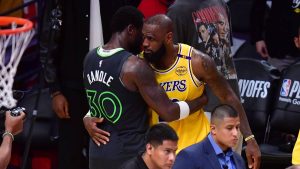 LeBron James y Julius Randle se abrazan después del Lakers vs Timberwolves de playoffs.