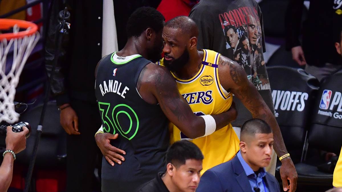 LeBron James y Julius Randle se abrazan después del Lakers vs Timberwolves de playoffs.