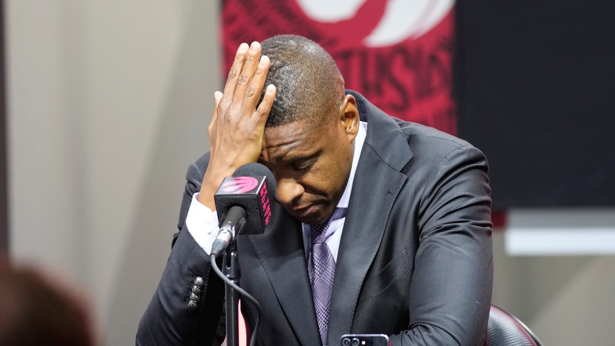 Masai Ujiri se resigna en rueda de prensa.