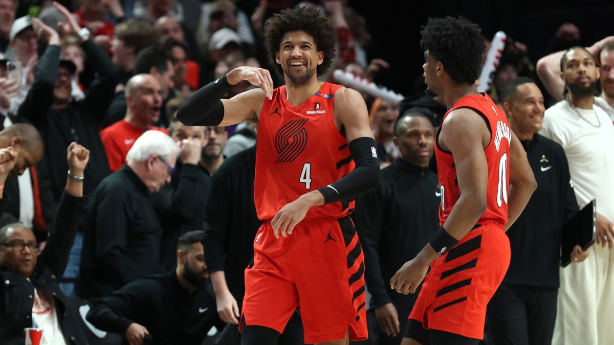 Matisse Thybulle celebra un triple durante un partido.
