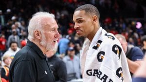Gregg Popovich y Dejoun te Murray comparten un momento en la banda.
