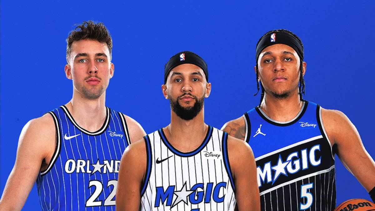 Franz Wagner, Jalen Suggs y Paolo Banchero posan con la nueva equipación de los Orlando Magic.