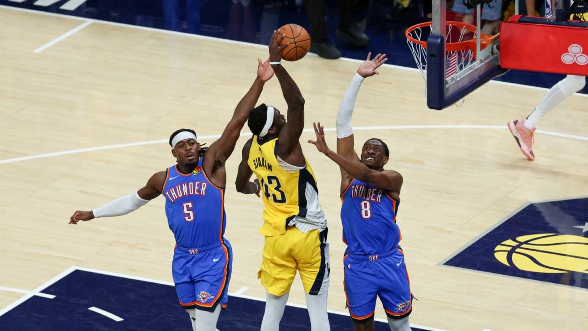 Pascal Siakam intenta el mate delante de Jalen William.