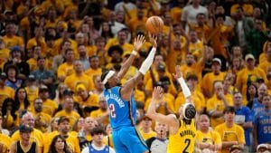 Shai Gilgeous-Alexander se levanta en uno de sus tiros en suspensión.