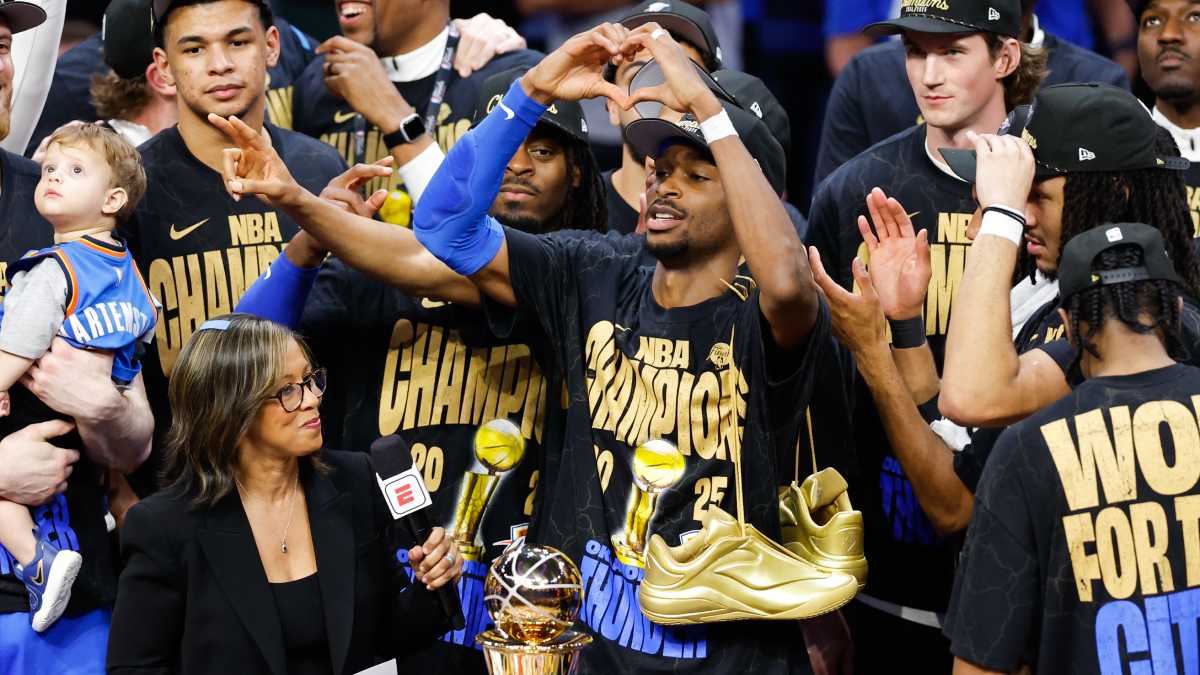 Shhai Gilgeous-Alexander celebra el primer anillo de los Oklahoma City Thunder.