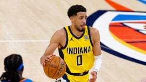 Tyrese Haliburton dribla el balón.