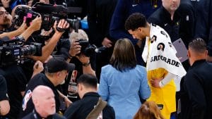 Tyrese Haliburton atiende a los medios tras un partido.