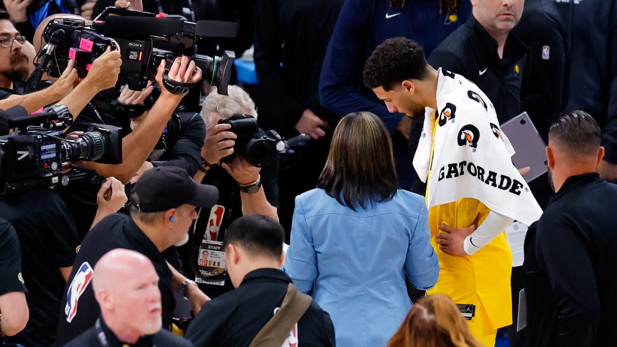 Tyrese Haliburton atiende a los medios tras un partido.