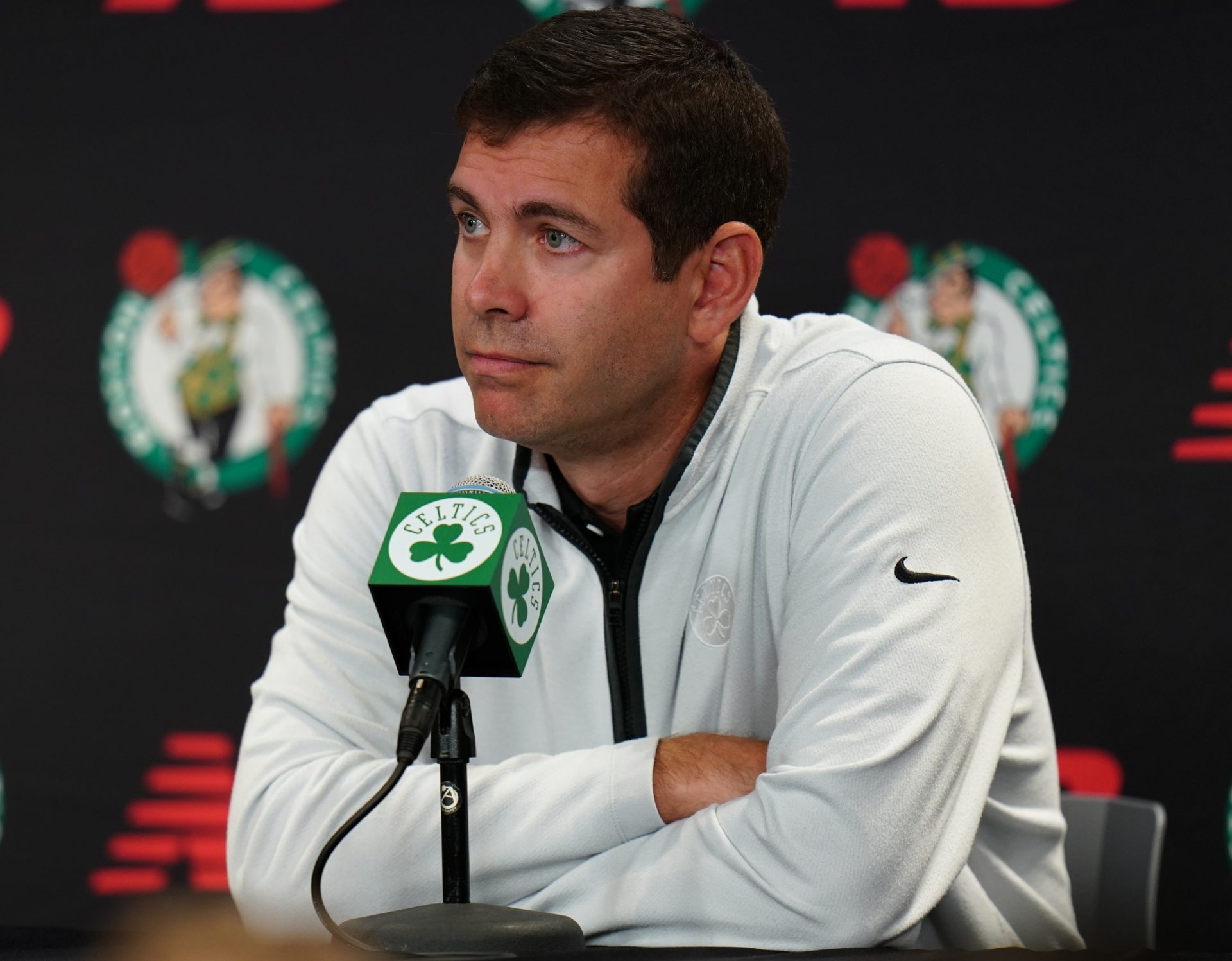 brad-stevens-da-la-bienvenida-a-hugo-gonzalez-a-boston-celtics