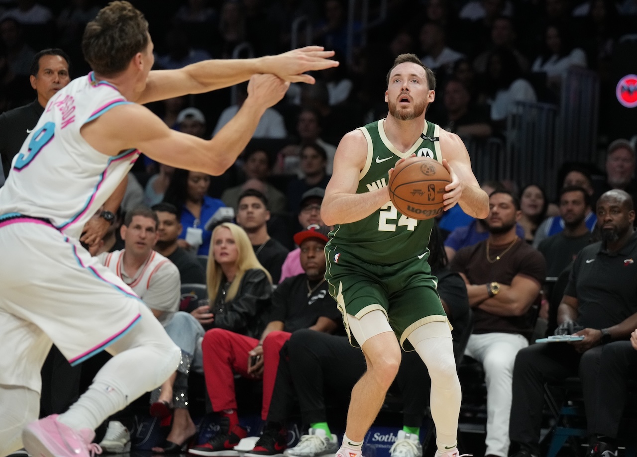 Pat Connaughton ejerce su opción de jugador