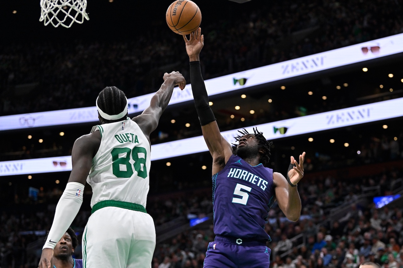 Los Hornets traspasan a Mark Williams a los Suns