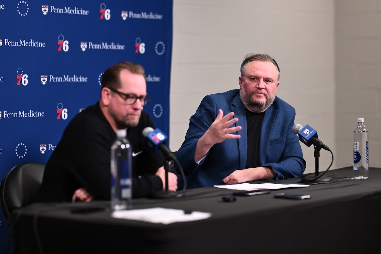 Los Sixers negocian por el pick 2º del Draft 2025