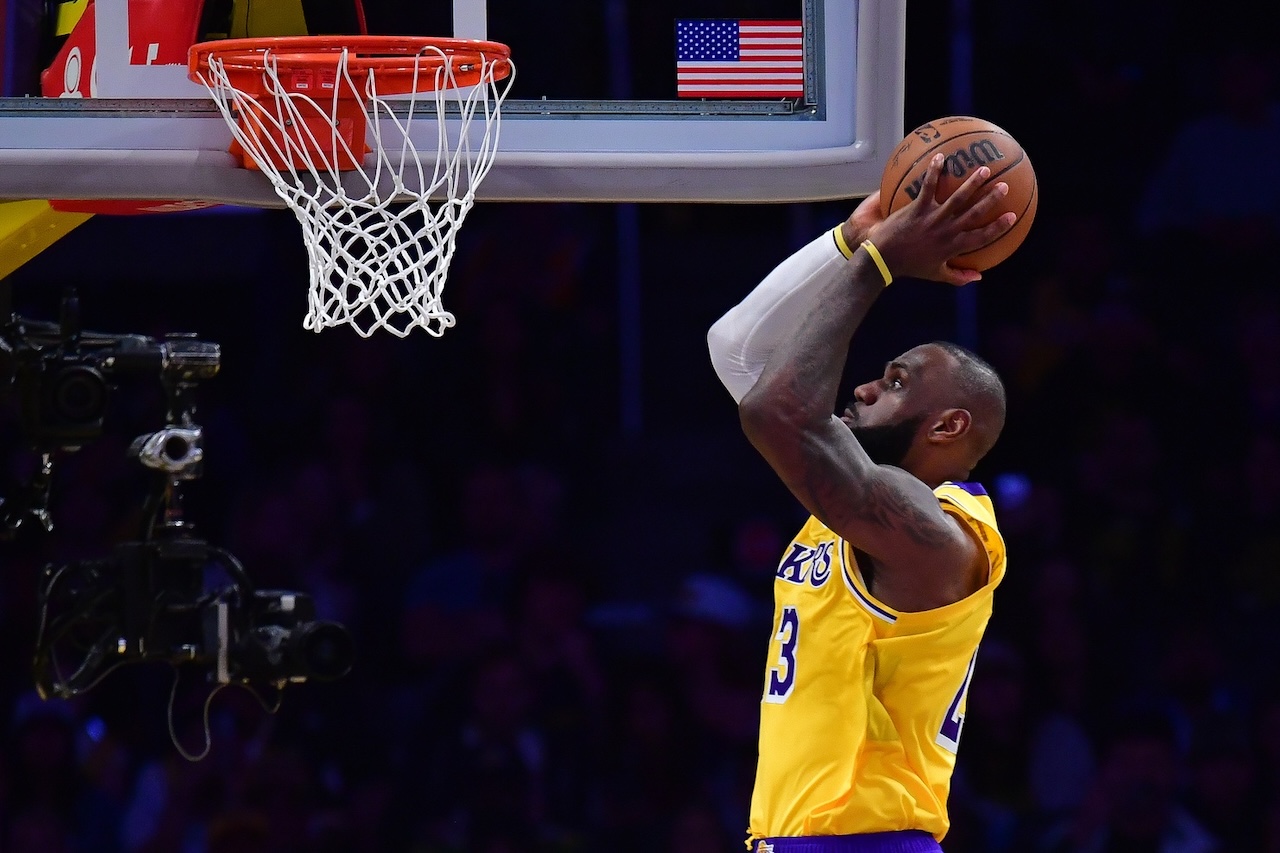 LeBron James ejerce su opción de jugador