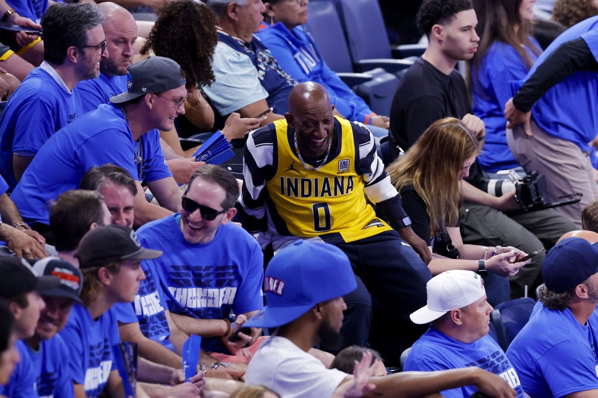 fans-de-oklahoma-city-thunder-en-las-finales-alrededor-de-un-aficionado-de-los-Indiana-Pacers