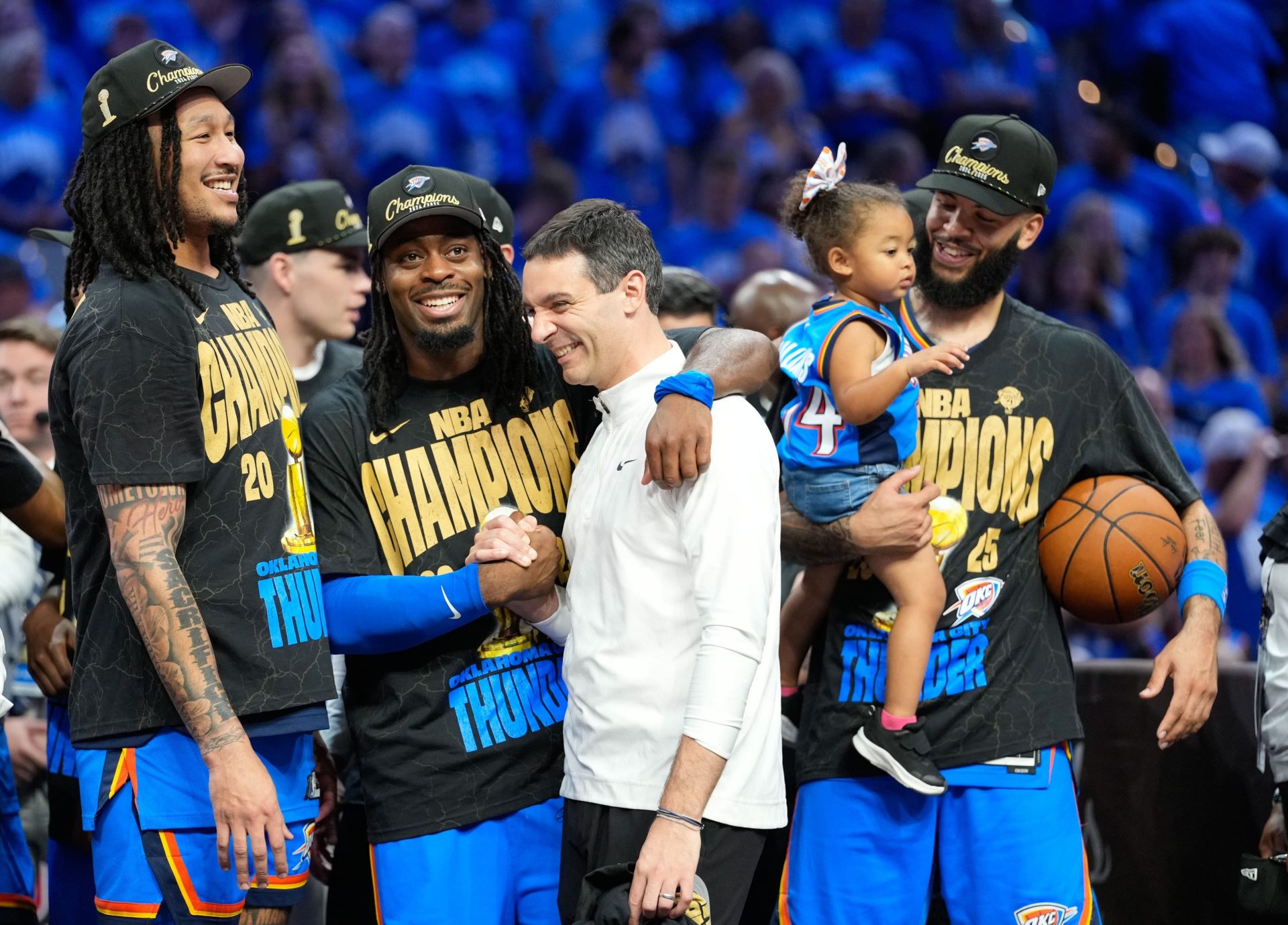 OKC-celebrando-su-tiutlo-de-campeon-con-Mark-Daigneault