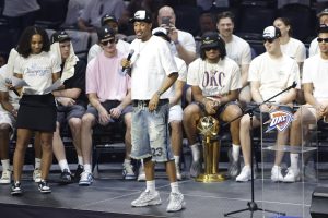 Aaron-Wiggins-hablando-en-la-celebración-del-titulo-de-okc