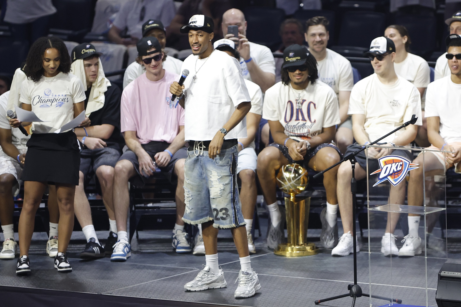 Aaron-Wiggins-hablando-en-la-celebración-del-titulo-de-okc