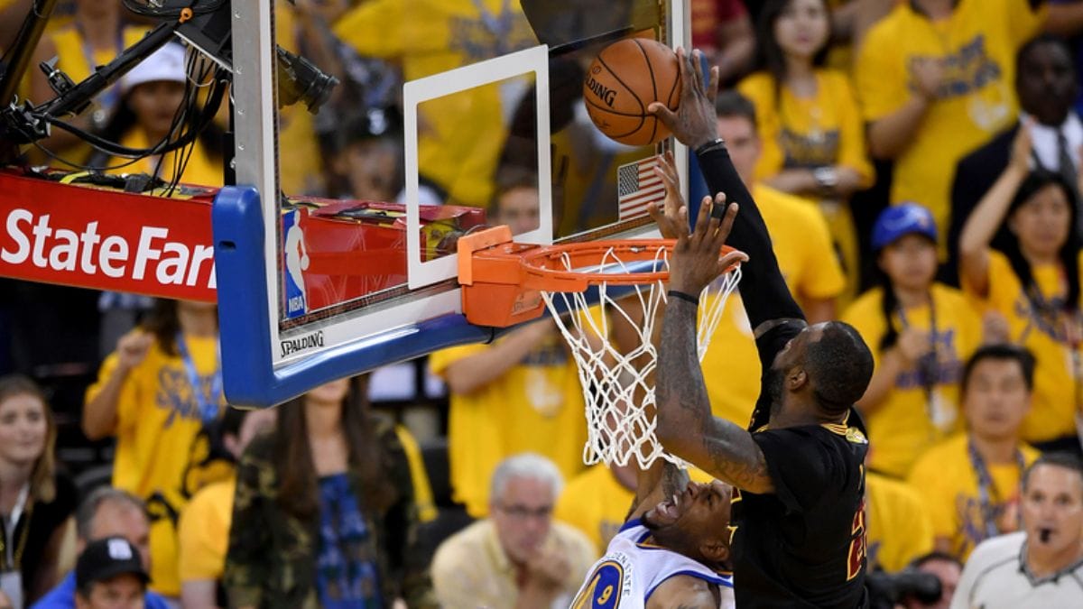 El 'Blocked by James!' de Mike Breen es historia de la NBA.