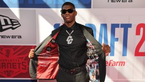 Cedric Coward antes de la ceremonia del Draft NBA