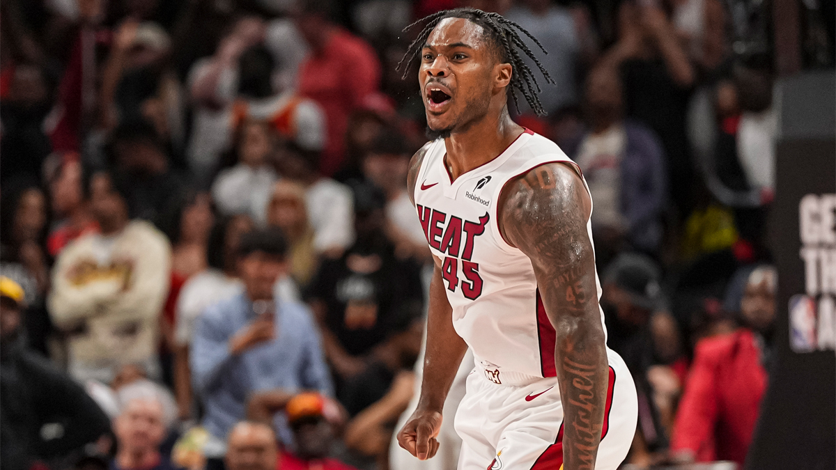 Davion Mitchell celebra una canasta con los Heat