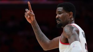 Deandre Ayton en un partido con los Blazers