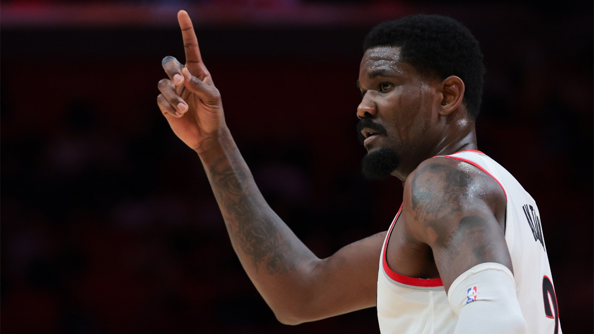 Deandre Ayton en un partido con los Blazers