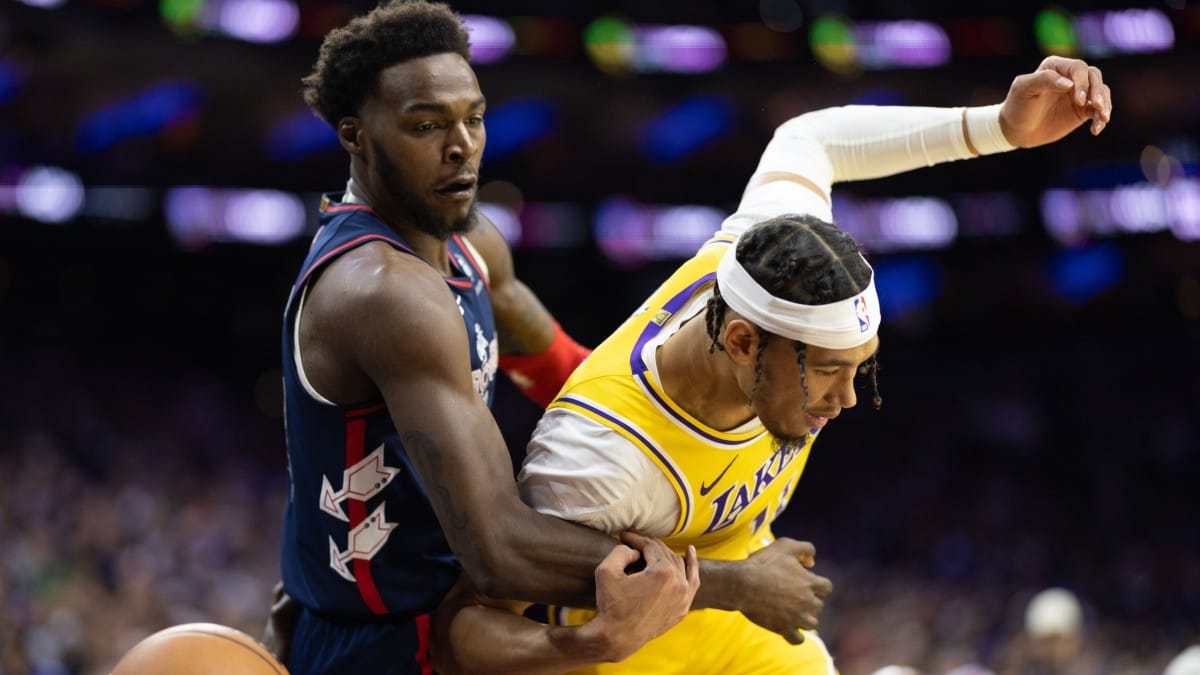 Paul Reed, peleando en una jugada con Jaxson Hayes.