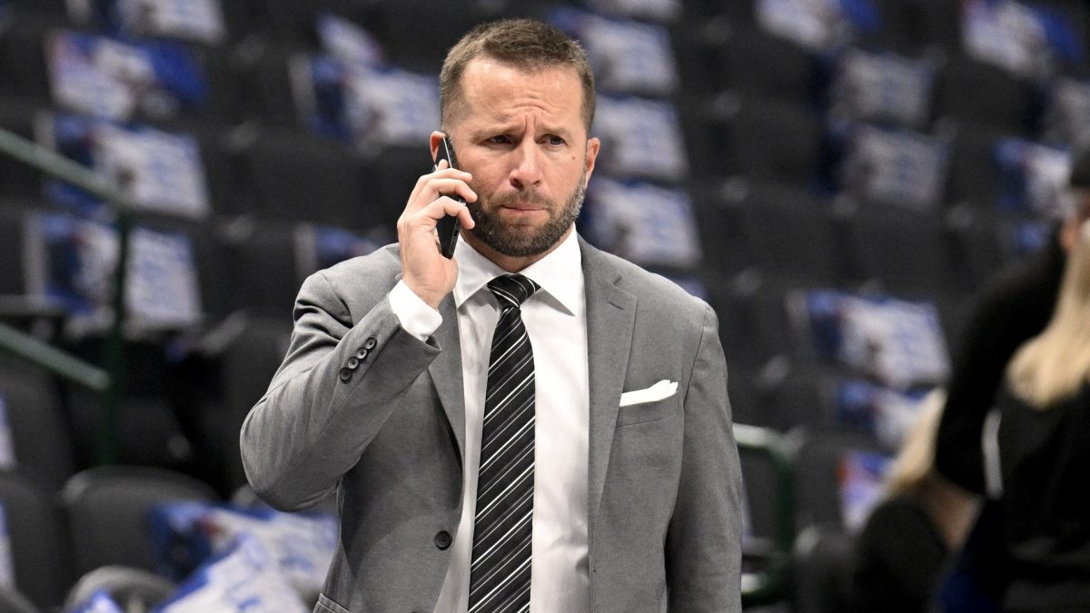 J.J. Barea, atendiendo una llamada en la previa de un partido de Dallas Mavericks.