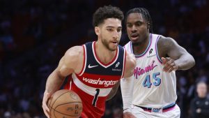 Colby Jones, disputando un partido con los Washington Wizards.