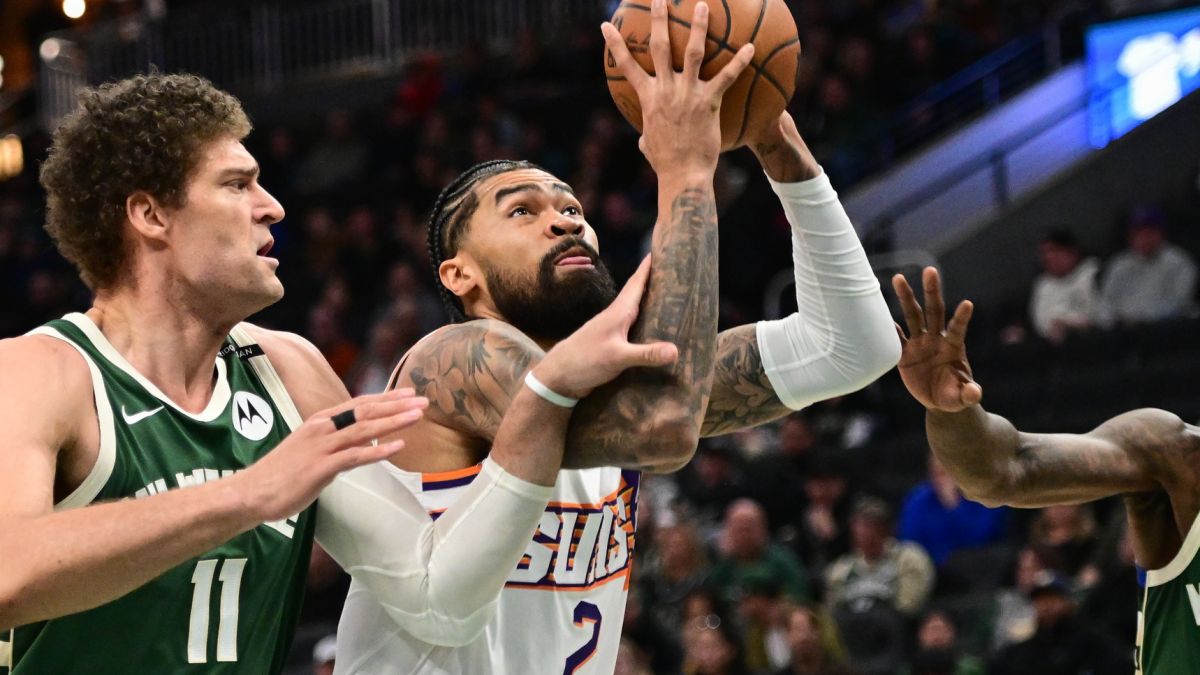 Nick Richards, disputando un partido contra los Milwaukee Bucks.