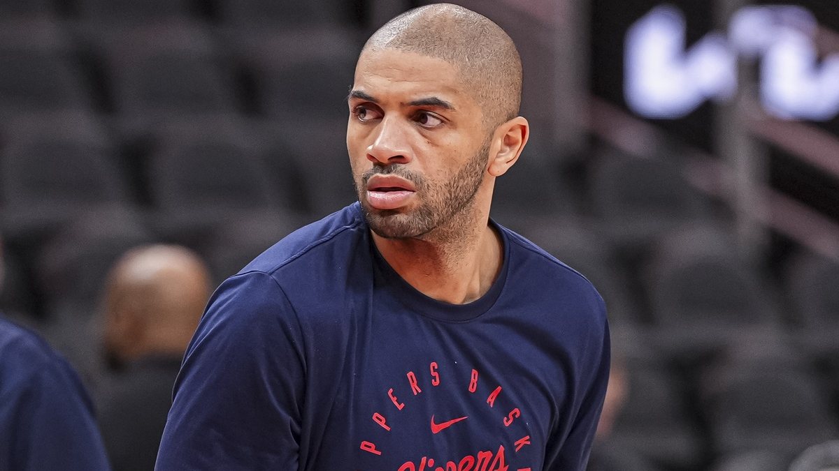 Nicolas Batum, calentando como jugador de Los Angeles Clippers antes de un partido.