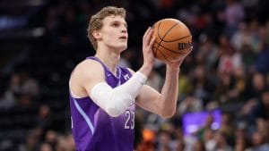 Lauri Markkanen, lanzando un tiro libre como jugador de los Utah Jazz.