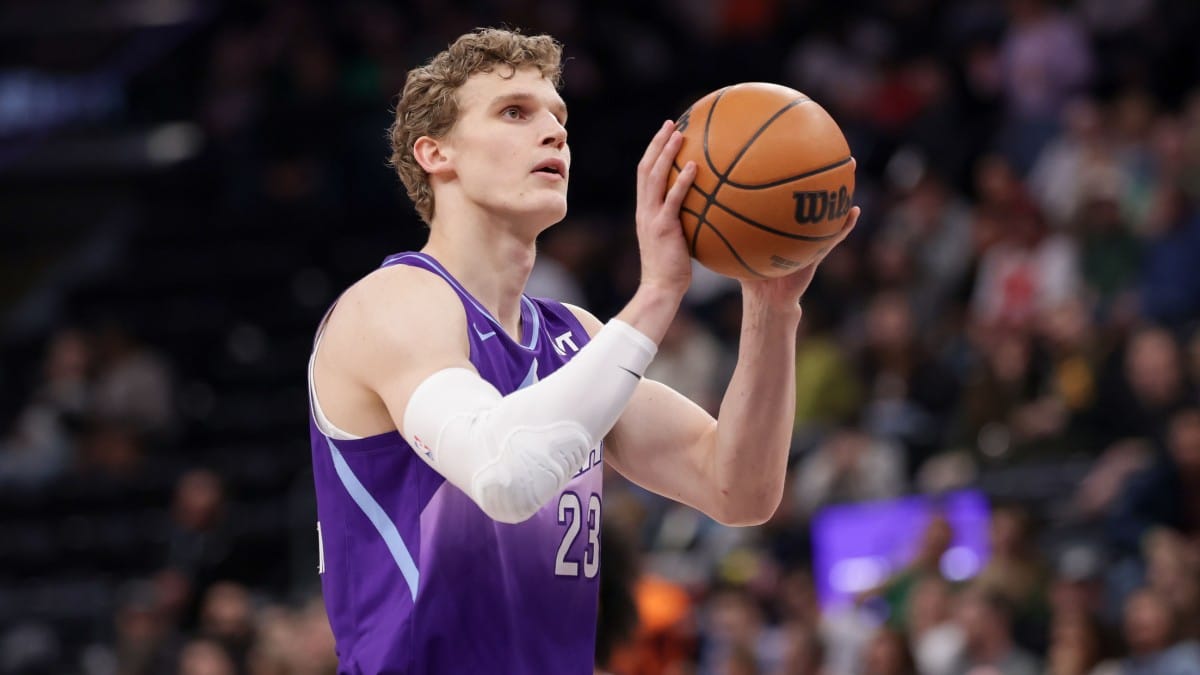 Lauri Markkanen, lanzando un tiro libre como jugador de los Utah Jazz.