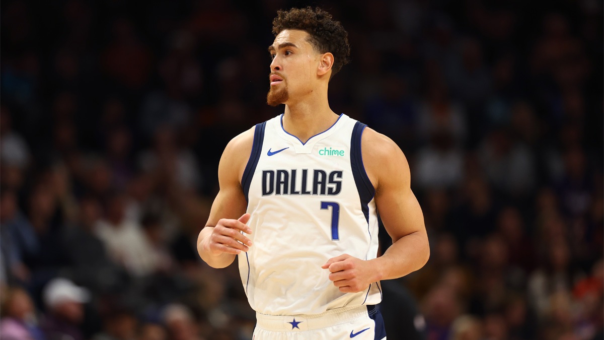 Dwight Powell durante un partido con los Mavericks