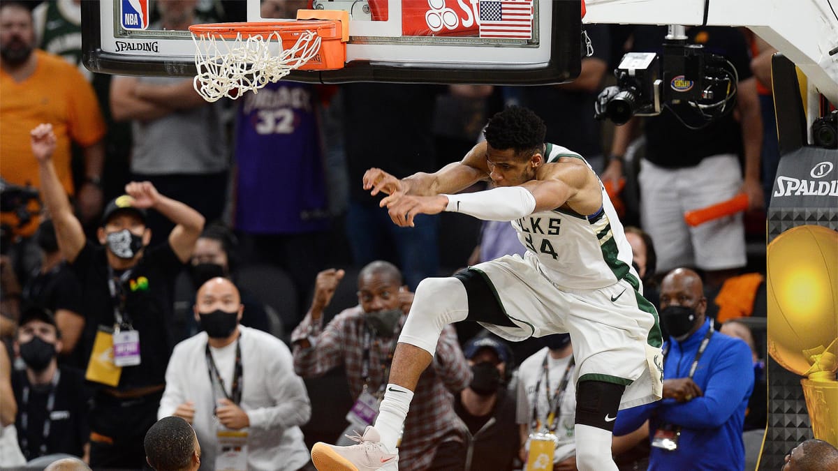 Giannis Antetokounmpo culmina el mate que dio a los Bucks el Game 5