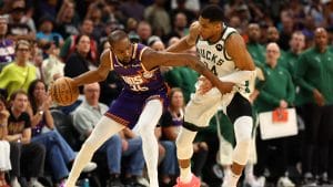 Giannis Antetokounmpo defiende a Kevin Durant