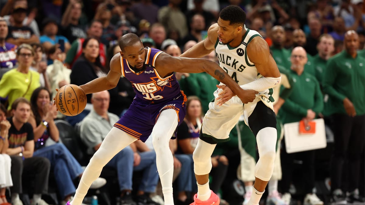 Giannis Antetokounmpo defiende a Kevin Durant