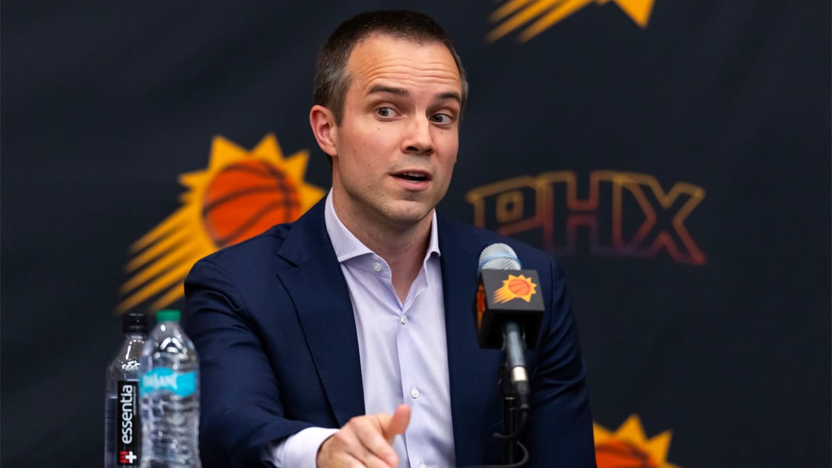 Jordan Ott durante su presentación con los Suns