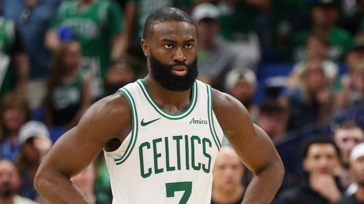 Jaylen Brown, disputando un partido con los Boston Celtics.