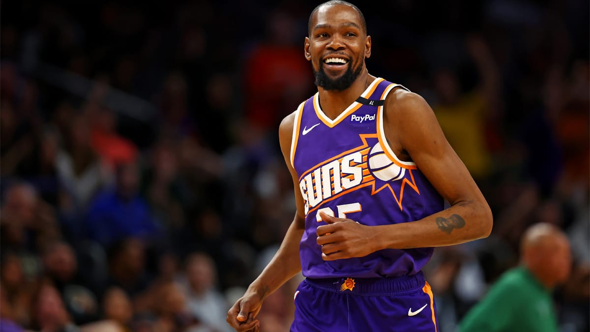 Kevin Durant tras anotar una canasta con los Suns