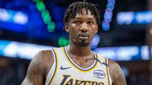 Dorian Finney-Smith, disputando la campaña 2024-25 de la NBA con Los Angeles Lakers.