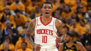 Jabari Smith Jr., disputando un partido de playoffs contra Golden State Warriors.