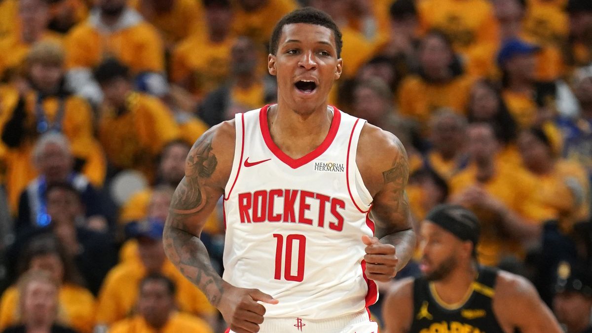 Jabari Smith Jr., disputando un partido de playoffs contra Golden State Warriors.