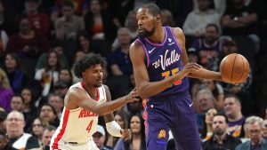 Kevin Durant, iniciando un ataque ante la defensa de Jalen Green.