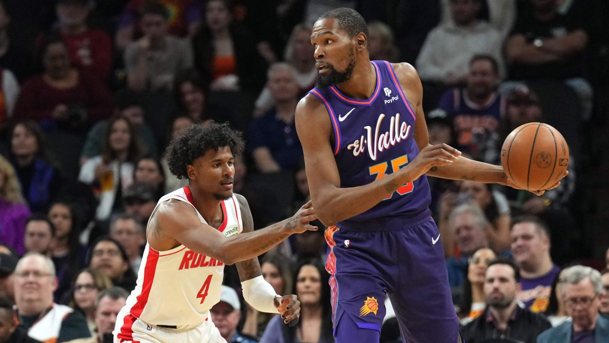 Kevin Durant, iniciando un ataque ante la defensa de Jalen Green.