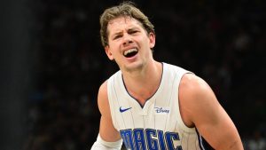 Moe Wagner, disputando un partido con Orlando Magic.