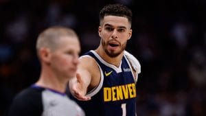 Michael Porter Jr. protesta durante un partido de la temporada 2024-25 de la NBA.