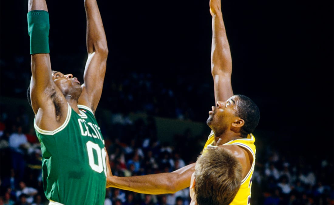 Magic Johnson anota el gancho que da la victoria a los Lakers en el Game 4
